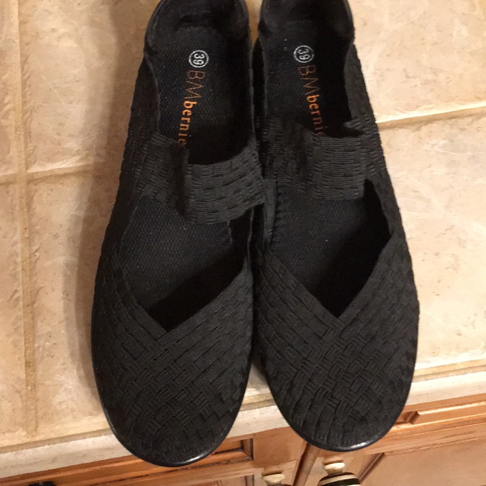Bernie Mev. Black wedges